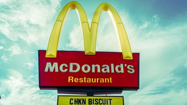 マクドナルドのロゴの意味とは?歴代ロゴやMの秘密もご紹介します - てれすたデザイン